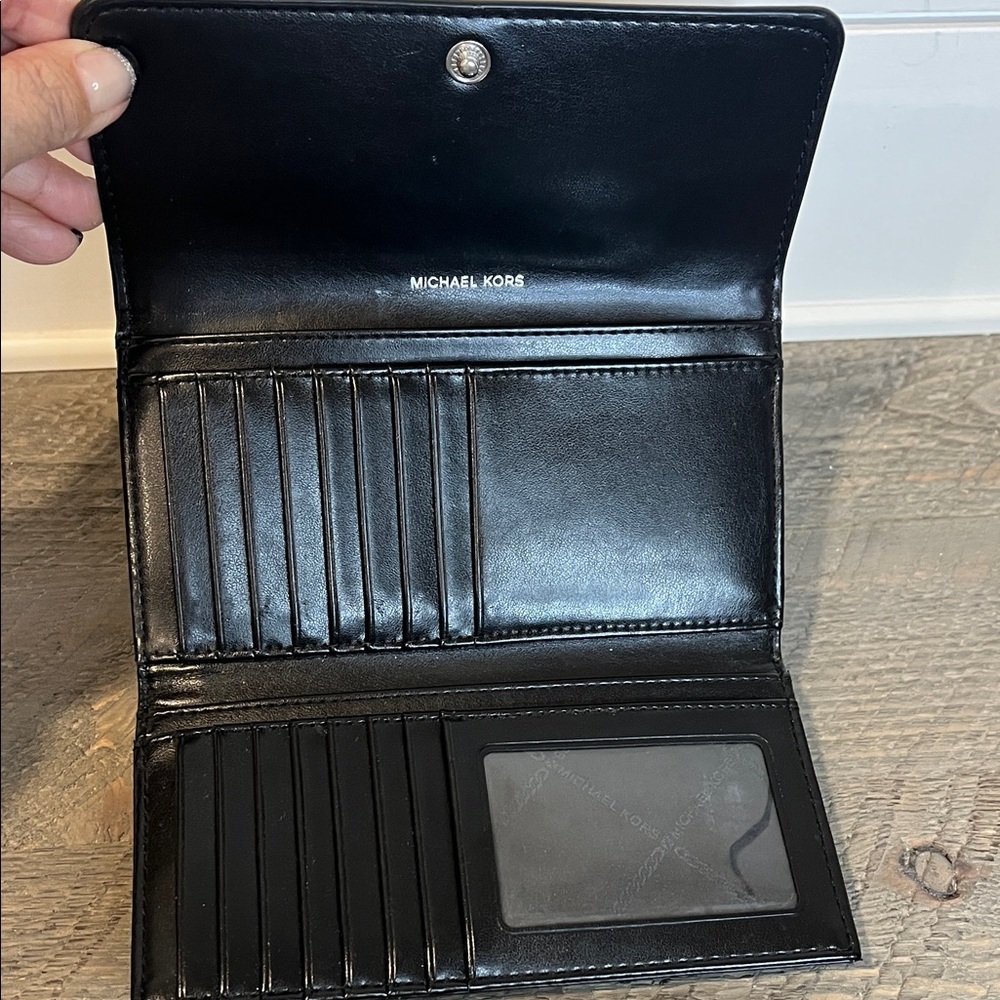 MICHAEL KORS JET SET TRAVEL - MK Signature Leather Studded -Large Trifold Wallet - Picture 9 of 10